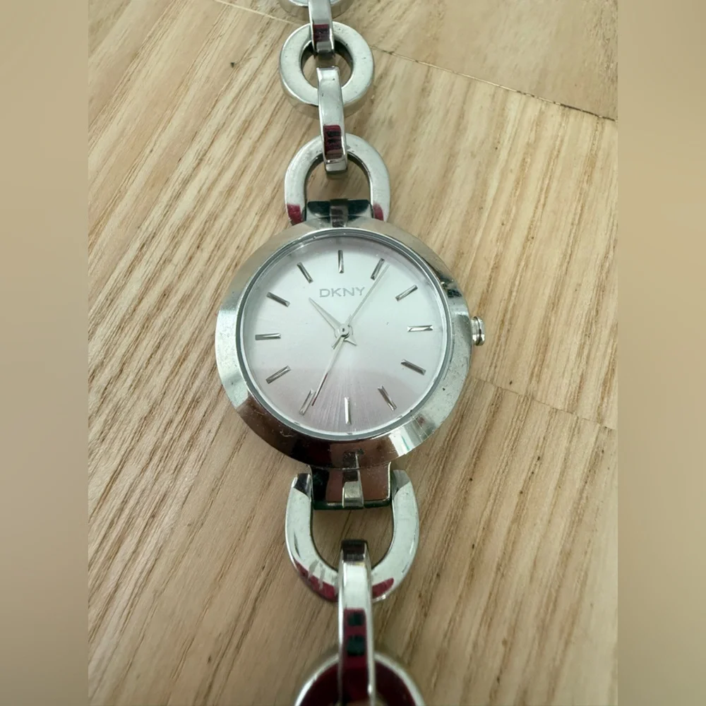 DKNY ladies stainless steel link bracelet watch NEW BATTERY